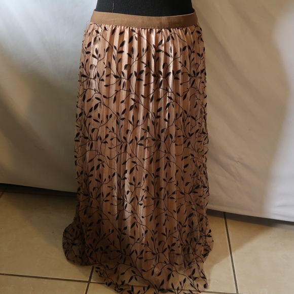 Pleated Skirt - Picture 9 of 10